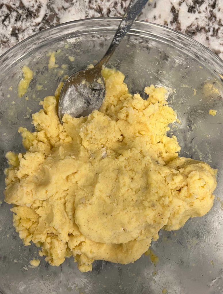 mix flour and egg into mashed potatoes