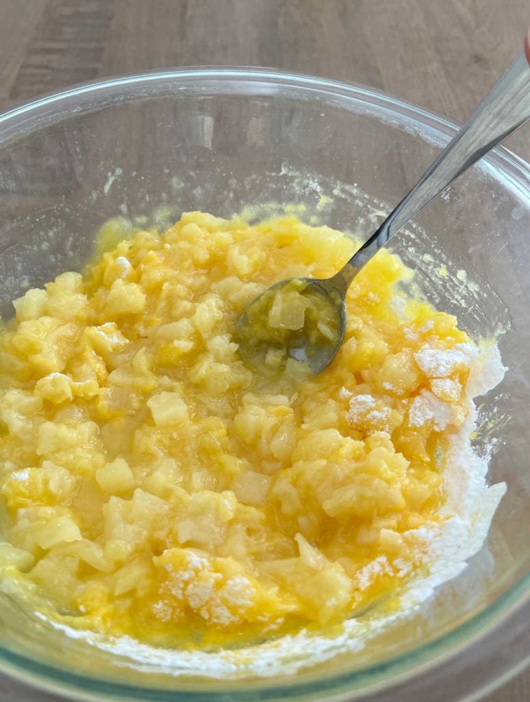 mix crushed pineapple with vanilla pudding mix in large bowl