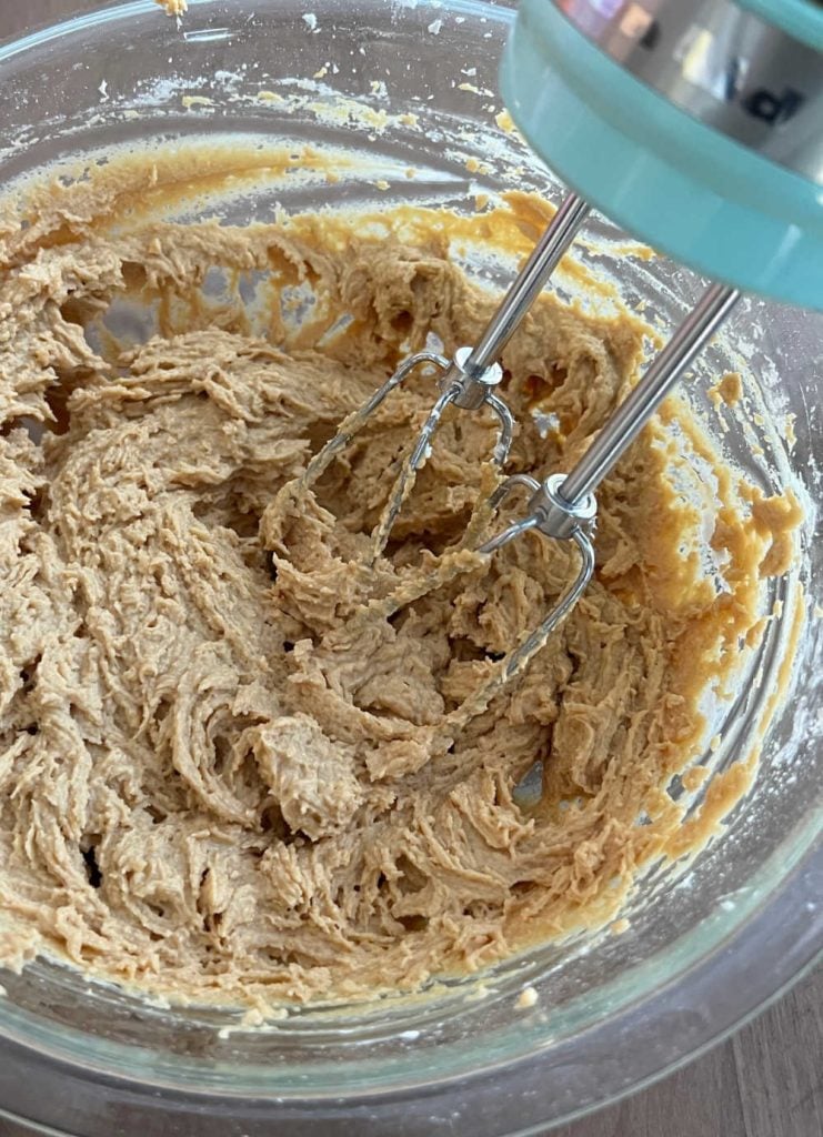 mix peanut butter, cream cheese and powdered sugar in large mixing bowl with electric mixer