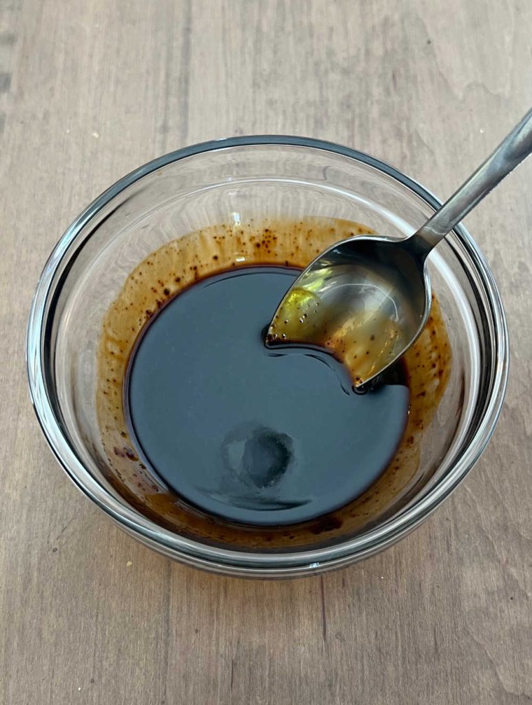 mix instant coffee crystals with vanilla in small bowl