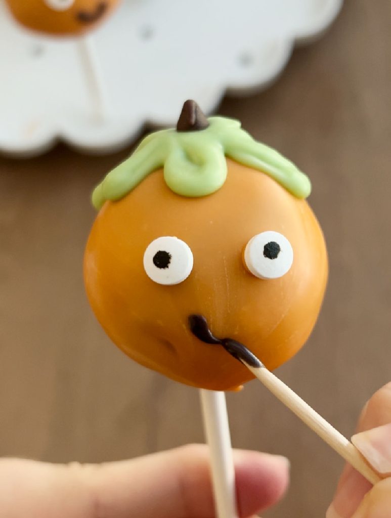 decorate pumpkin cake pop.