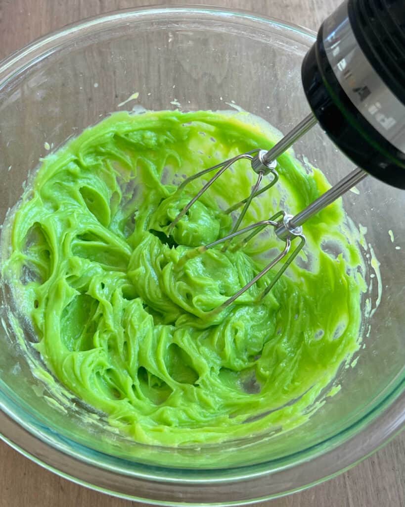 mix green pie filling with electric mixer in bowl.