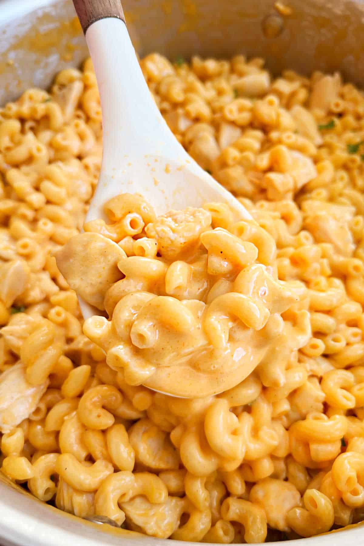buffalo chicken mac and cheese on a serving spoon.