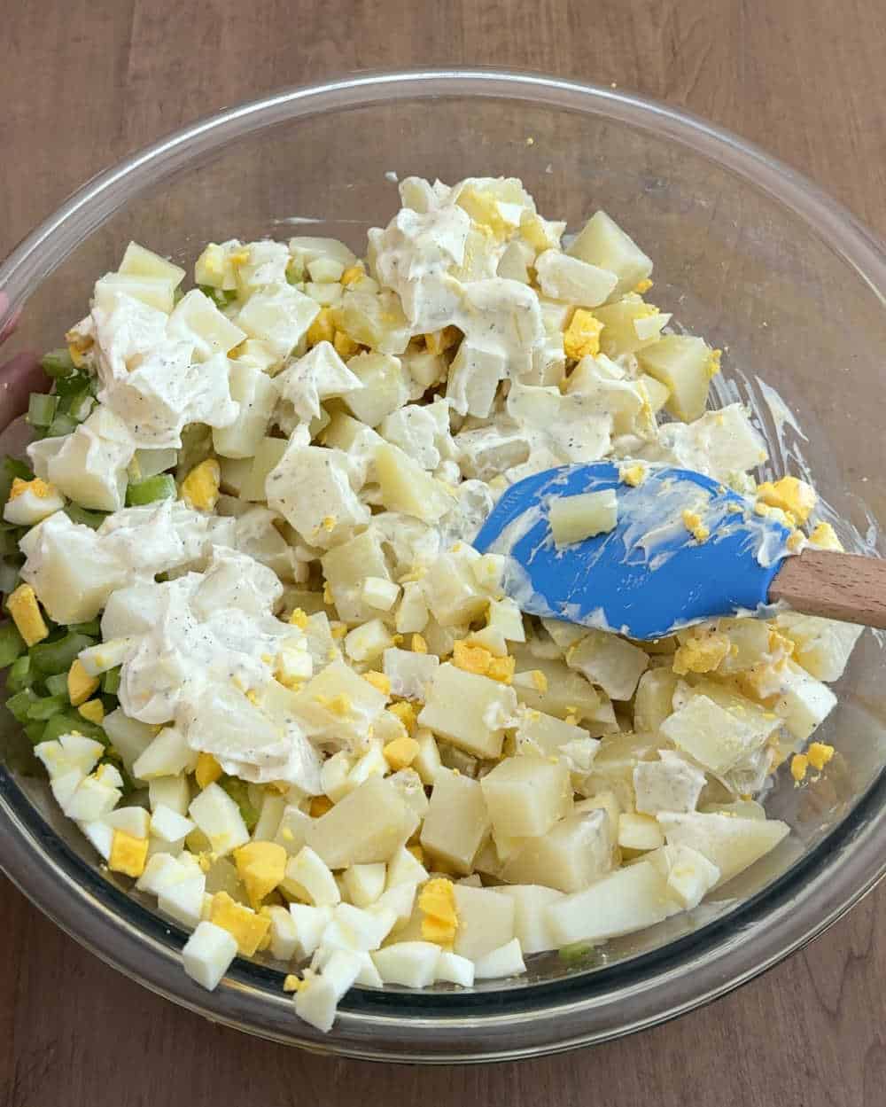 mix salad ingredients in bowl.