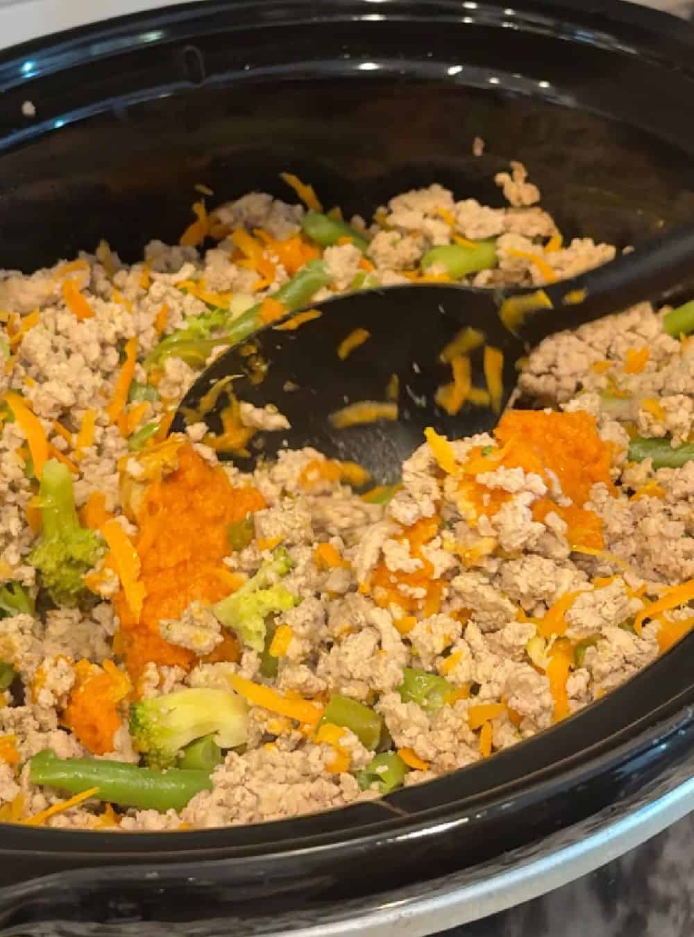 stir turkey mixture in slow cooker.