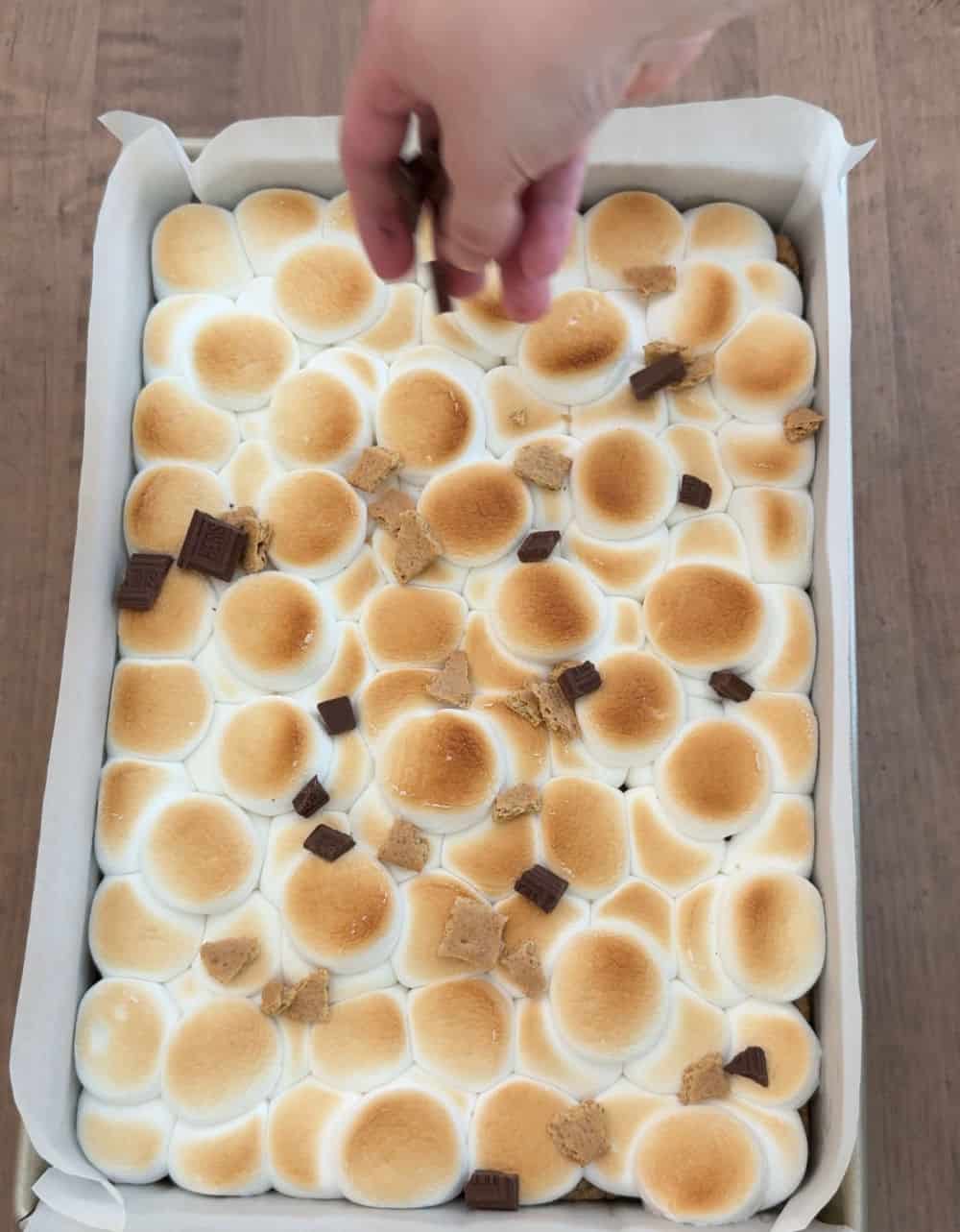 add chocolate and graham crackers over marshmallow layer.