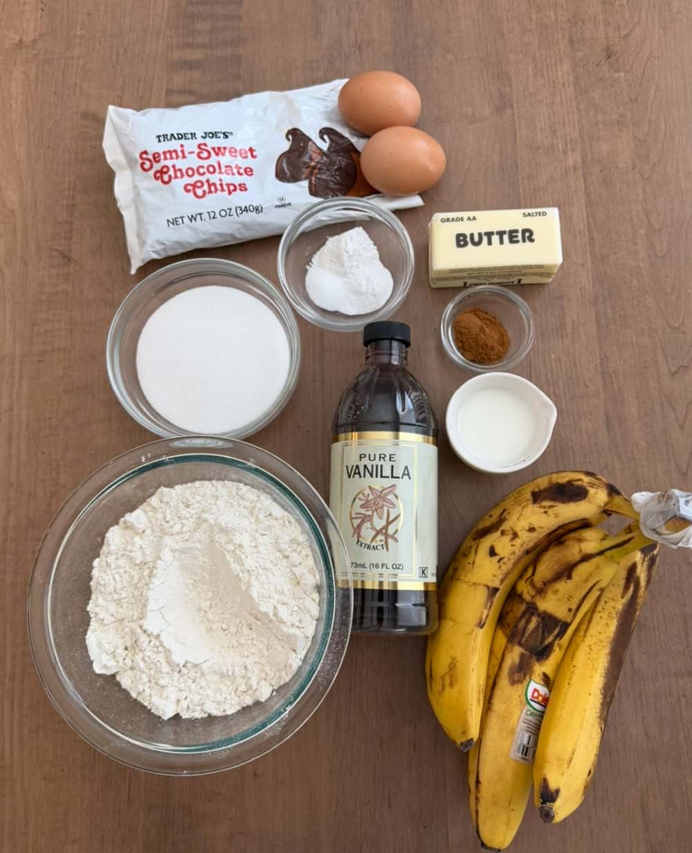bananas, flour, sugar, vanilla, eggs and ingredients to make the bread.