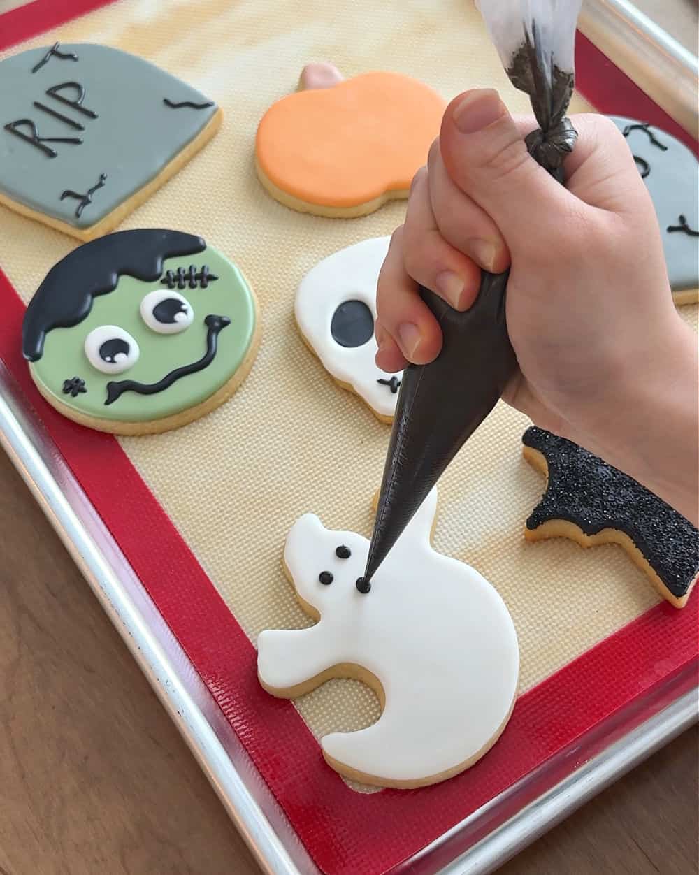 decorating ghost cookie.
