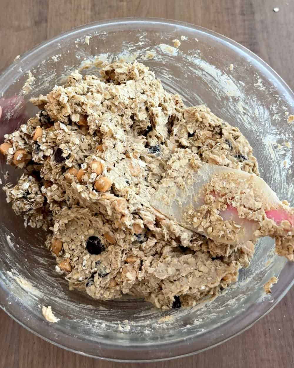 mixing oats and chips in bowl.