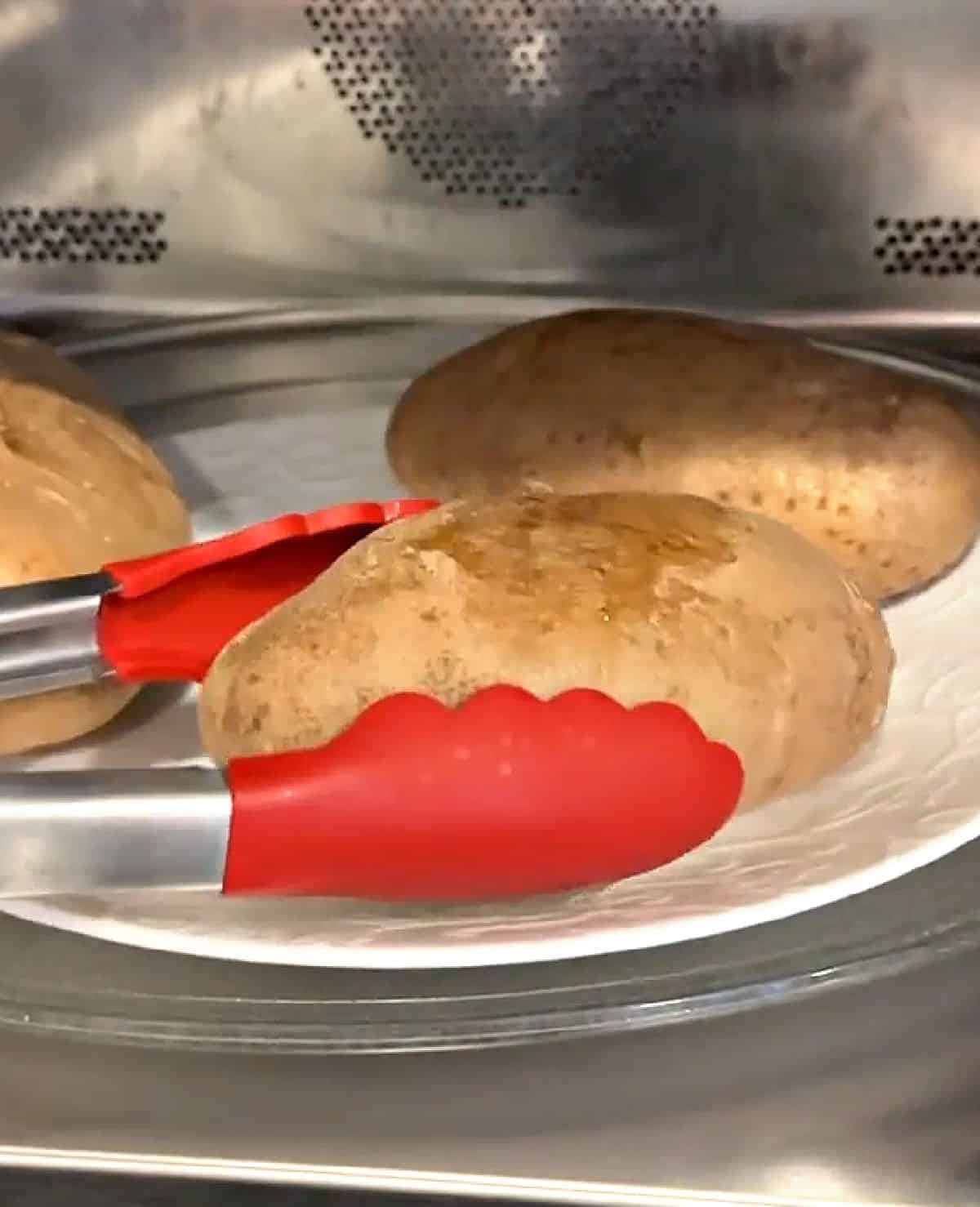 cooking russet potatoes in microwave oven.