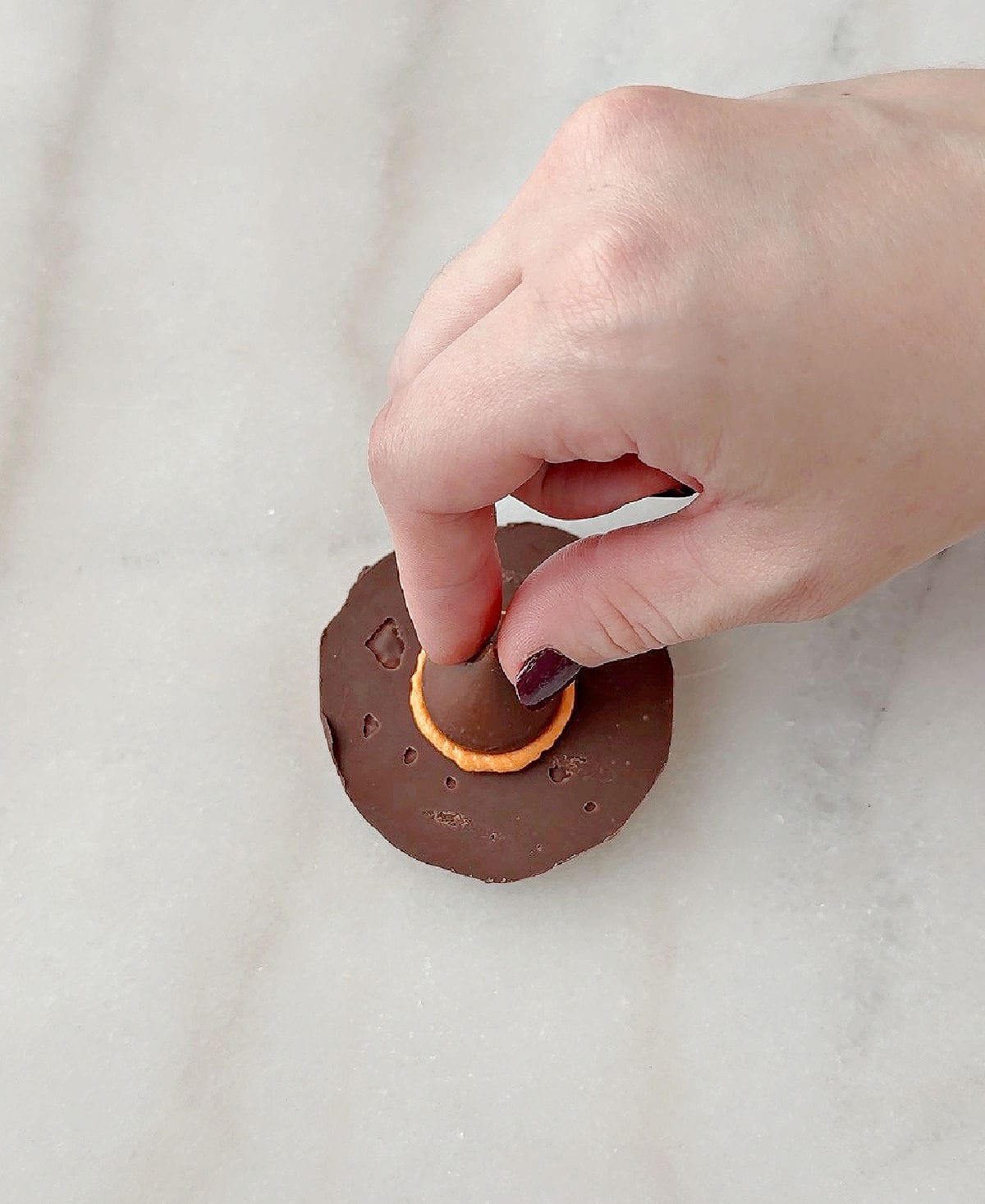 placing kiss on frosting.